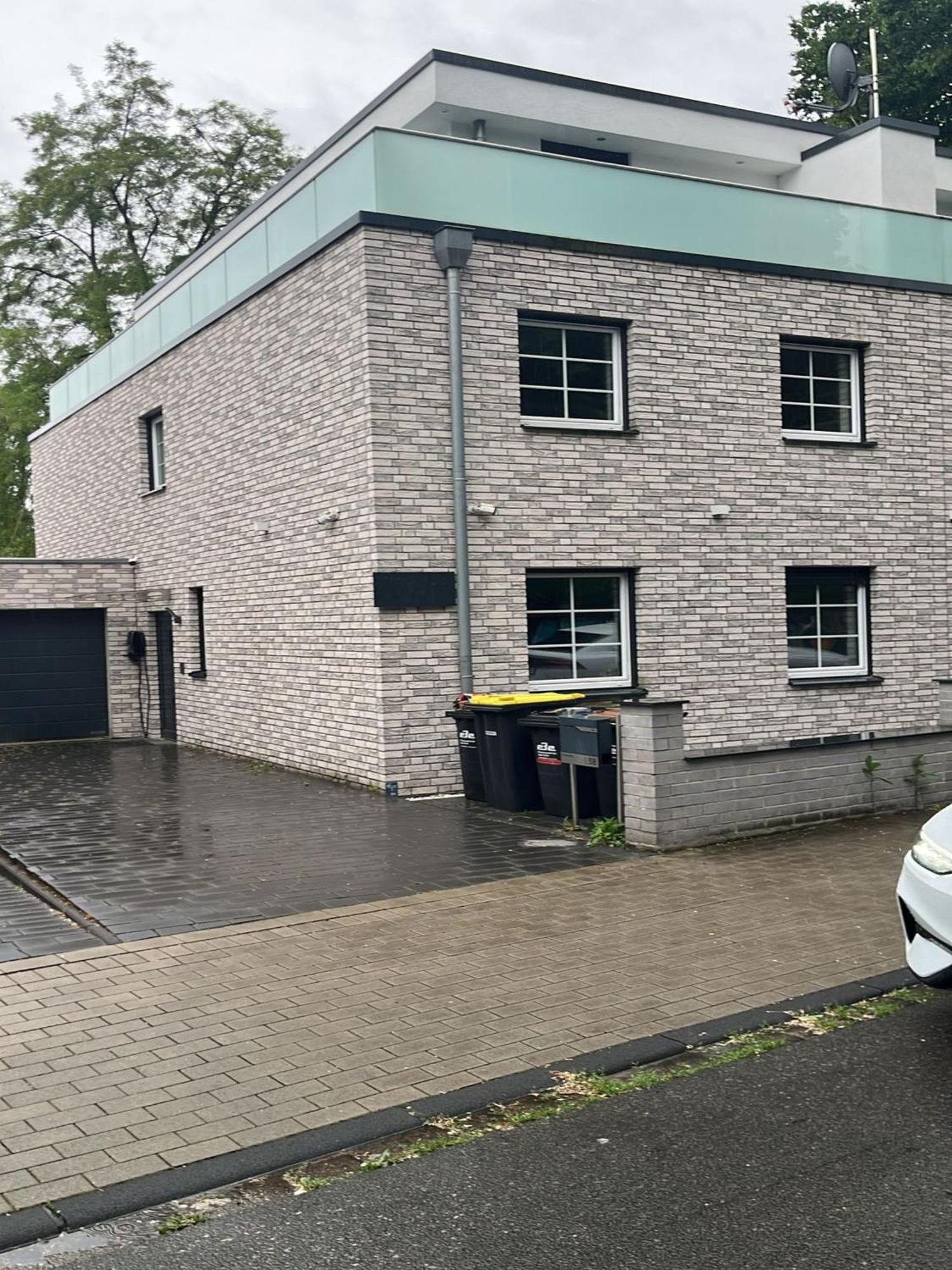 E02 Haus Mit Parkplatz Am Schloss Horst * Essen